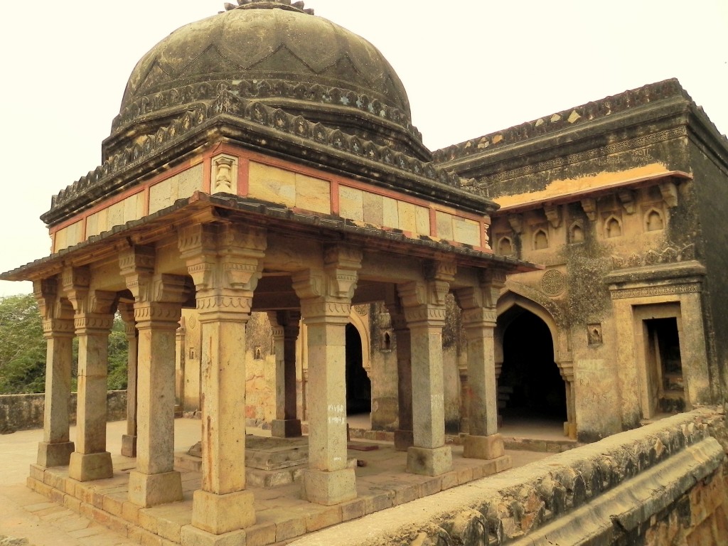 Rajon ki Baoli, Tomb & Enclosure. Photo Credit: Wikimedia 