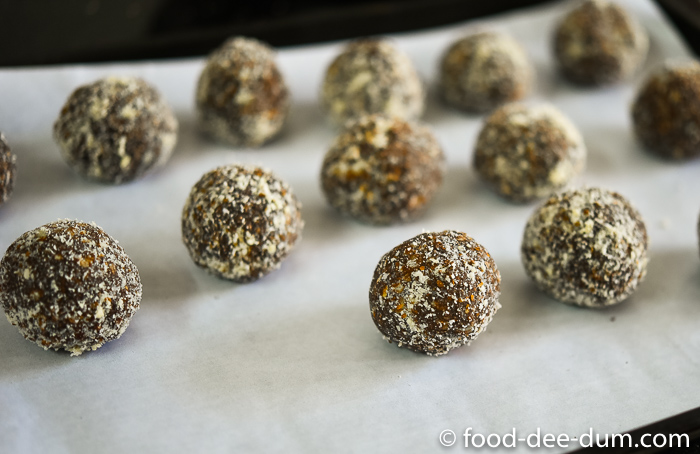 Food-Dee-Dum-Chocolate-Almond-Balls-Recipe-6